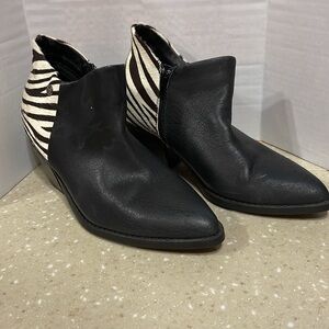 Yellow Box Bootie Black with Zebra Stripes excellent condition, inside zipper